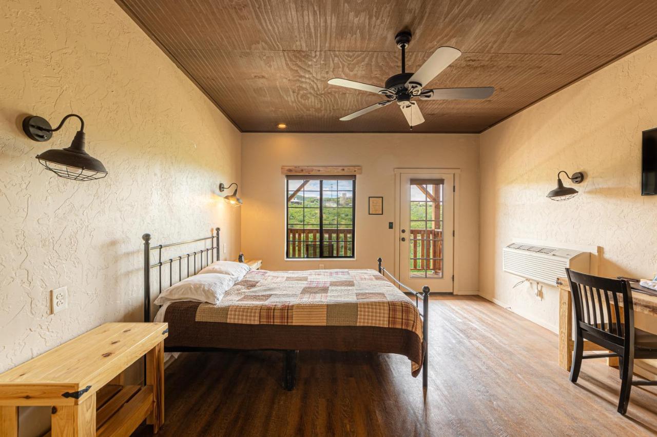-Pet Friendly- Miners Cabin #5 -Two Double Beds - Private Balcony Tombstone Eksteriør billede